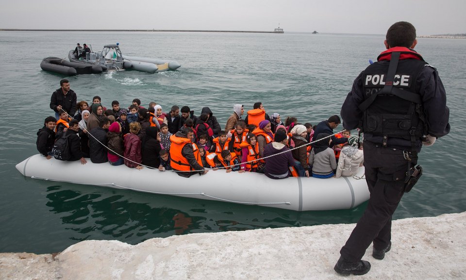Guardian: Τώρα που έκλεισαν τα Σκόπια, οι πρόσφυγες θα φεύγουν μέσω Λιβύης, Βουλγαρίας, Aλβανίας, Μαύρης Θάλασσας | iefimerida.gr 0