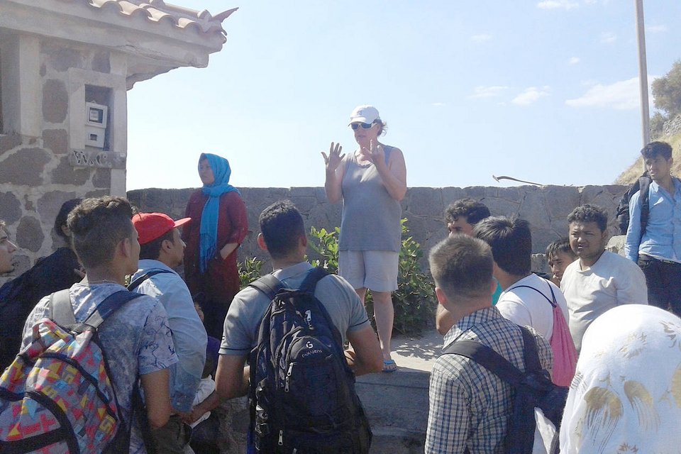 Οδοιπορικό της «The Wall Street Journal» στη Λέσβο - Οι εθελοντές στεγάζουν και ταΐζουν τους πρόσφυγες [εικόνες] | iefimerida.gr 2