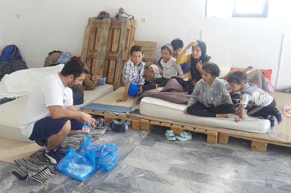 Οδοιπορικό της «The Wall Street Journal» στη Λέσβο - Οι εθελοντές στεγάζουν και ταΐζουν τους πρόσφυγες [εικόνες] | iefimerida.gr 0