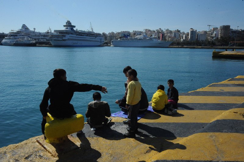 Πρόσφυγες ψαρεύουν στο λιμάνι -Hotspot ο Πειραιάς | iefimerida.gr 0