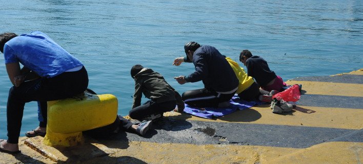 Πρόσφυγες ψαρεύουν στο λιμάνι -Hotspot ο Πειραιάς | iefimerida.gr 4
