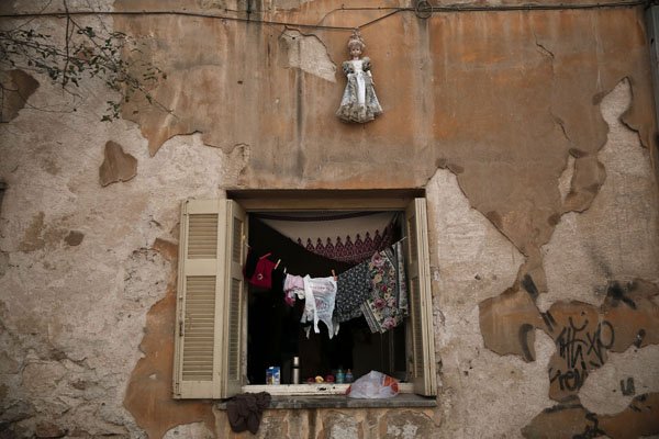 Το οδοιπορικό του Reuters στις προσφυγικές πολυκατοικίες της Αλεξάνδρας -Πλέον φιλοξενούν τα θύματα της κρίσης [εικόνες] | iefimerida.gr 1