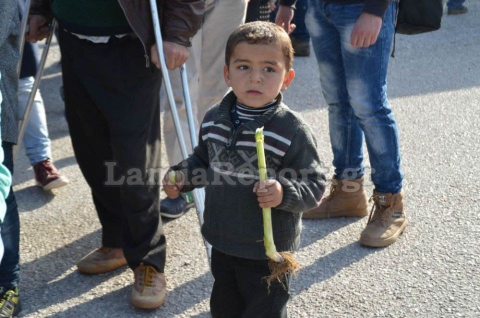 Απέραντο hotspot η Εθνική Oδός Αθηνών-Λαμίας -2.000 πρόσφυγες εγκλωβισμένοι σε πάρκινγκ και μοτέλ [εικόνες&βίντεο]  | iefimerida.gr 0