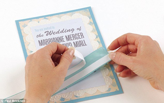 Νύφη ετοίμασε όλο το γάμο της - Γλίτωσε χιλιάδες ευρώ και έβγαλε βιβλίο-οδηγό [εικόνες] | iefimerida.gr 1