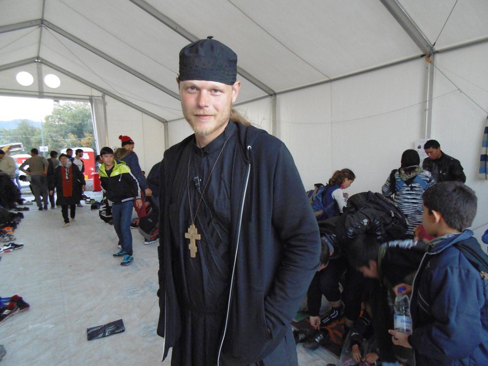 Ένας διαφορετικός παπάς -Αμερικανός, ζει στη Νορβηγία, αλλά φροντίζει τους πρόσφυγες στη Μυτιλήνη [εικόνα] | iefimerida.gr 0