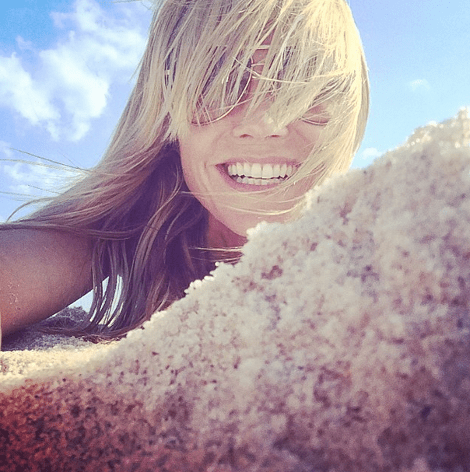 Τα ηλιοκαμένα δίμετρα πόδια της Χάιντι Κλουμ που έβαλαν φωτιά στο Instagram [εικόνες] | iefimerida.gr 1