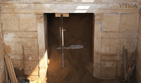 Η Αμφίπολη συνεχίζει να μαγεύει: Στο φως ολόκληρη η πρόσοψη του τάφου [εικόνες] | iefimerida.gr 1