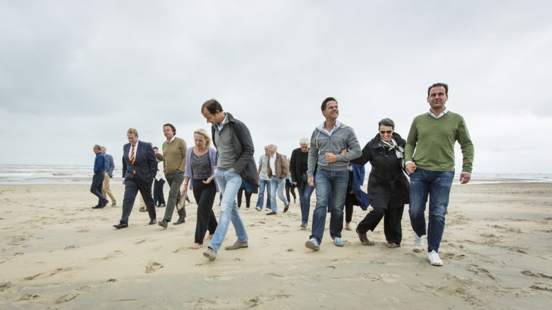 Ο Ντάισελμπλουμ παίζει μπάλα στην άμμο με το κουστούμι [εικόνες] | iefimerida.gr 1