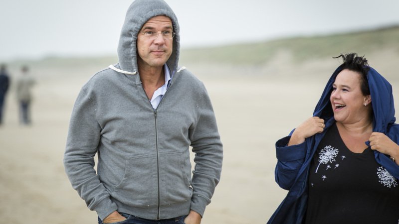 Ο Ντάισελμπλουμ παίζει μπάλα στην άμμο με το κουστούμι [εικόνες] | iefimerida.gr 3