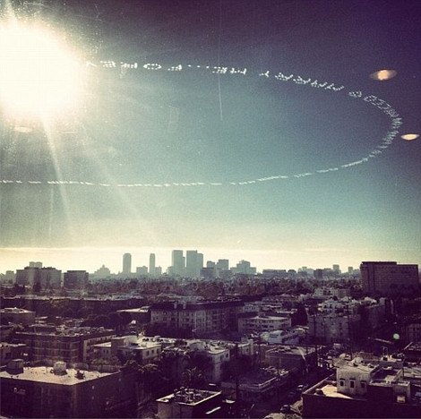 Απίστευτη πρόταση γάμου -Γαμπρός ζήτησε από την νύφη να τον παντρευτεί «γράφοντάς» της το στον ουρανό [εικόνες & βίντεο] | iefimerida.gr 0