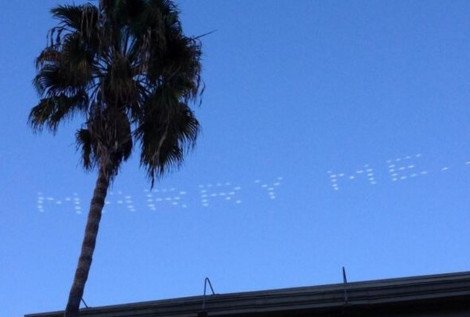 Απίστευτη πρόταση γάμου -Γαμπρός ζήτησε από την νύφη να τον παντρευτεί «γράφοντάς» της το στον ουρανό [εικόνες & βίντεο] | iefimerida.gr 1