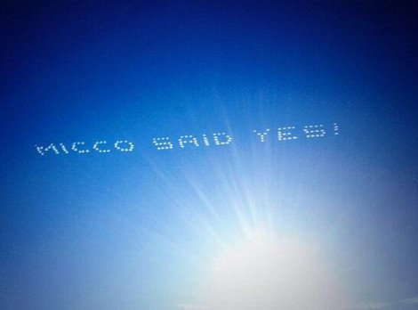 Απίστευτη πρόταση γάμου -Γαμπρός ζήτησε από την νύφη να τον παντρευτεί «γράφοντάς» της το στον ουρανό [εικόνες & βίντεο] | iefimerida.gr 2