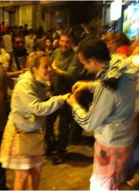 Παντού υπάρχει χώρος για λίγο ρομαντισμό: Πρόταση γάμου εν μέσω βιαιοπραγιών στην πλατεία Ταξίμ [εικόνα] | iefimerida.gr 0