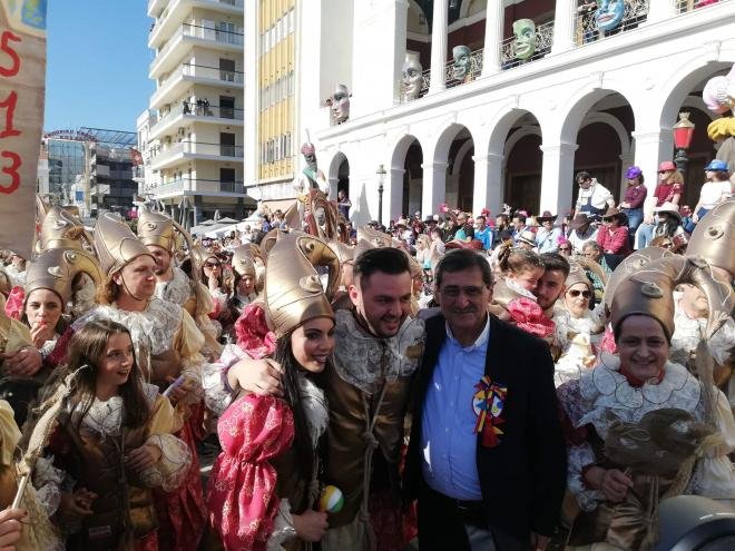 Το ζευγάρι με τον Δήμαρχο Πάτρας Κώστα Πελετίδη
