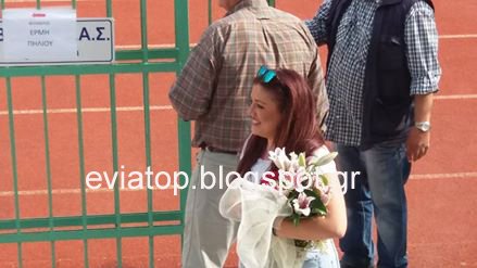 Πρόταση γάμου στο γήπεδο Χαλκίδας - Σήκωσε πανό «Σε παντρεύει η μαμά σου;» [εικόνες] | iefimerida.gr 1