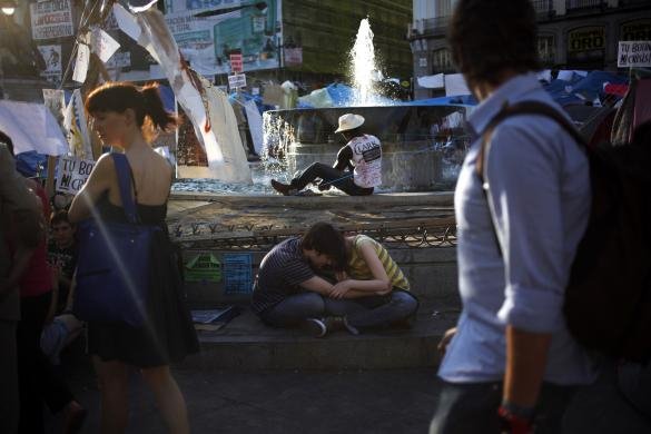 Ερωτας στα χρόνια της διαδήλωσης -Δακρυγόνα, οδομαχίες και παθιασμένα φιλιά στη μέση του δρόμου [εικόνες] | iefimerida.gr 12