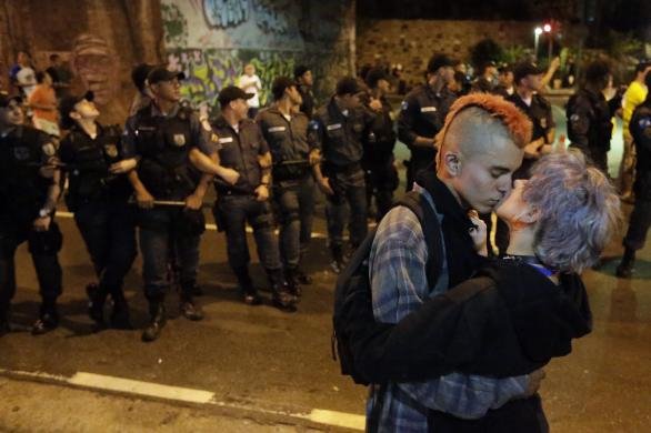 Ερωτας στα χρόνια της διαδήλωσης -Δακρυγόνα, οδομαχίες και παθιασμένα φιλιά στη μέση του δρόμου [εικόνες] | iefimerida.gr 14