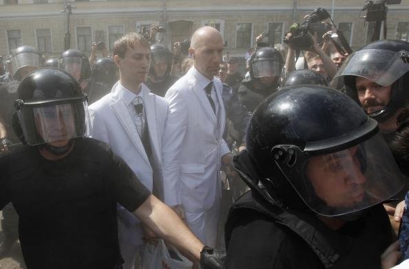 Ερωτας στα χρόνια της διαδήλωσης -Δακρυγόνα, οδομαχίες και παθιασμένα φιλιά στη μέση του δρόμου [εικόνες] | iefimerida.gr 2