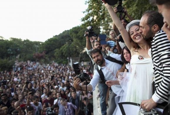 Ερωτας στα χρόνια της διαδήλωσης -Δακρυγόνα, οδομαχίες και παθιασμένα φιλιά στη μέση του δρόμου [εικόνες] | iefimerida.gr 5