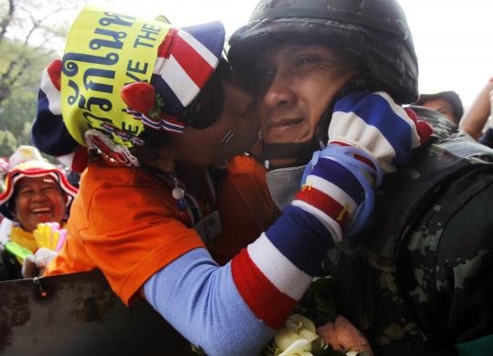 Ερωτας στα χρόνια της διαδήλωσης -Δακρυγόνα, οδομαχίες και παθιασμένα φιλιά στη μέση του δρόμου [εικόνες] | iefimerida.gr 6