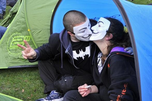 Ερωτας στα χρόνια της διαδήλωσης -Δακρυγόνα, οδομαχίες και παθιασμένα φιλιά στη μέση του δρόμου [εικόνες] | iefimerida.gr 8