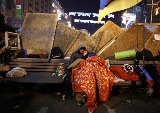 Ερωτας στα χρόνια της διαδήλωσης -Δακρυγόνα, οδομαχίες και παθιασμένα φιλιά στη μέση του δρόμου [εικόνες] | iefimerida.gr 7