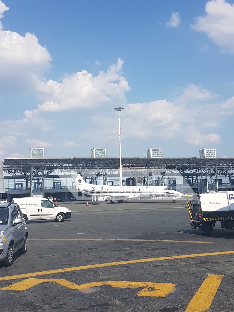 Το πρωθυπουργικό αεροσκάφος με... αναμμένες μηχανές περιμένει τον Τσίπρα στο αεροδρόμιο Μακεδονία [εικόνες] | iefimerida.gr 1