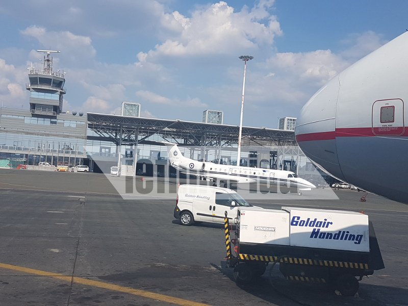 Το πρωθυπουργικό αεροσκάφος με... αναμμένες μηχανές περιμένει τον Τσίπρα στο αεροδρόμιο Μακεδονία [εικόνες] | iefimerida.gr 0