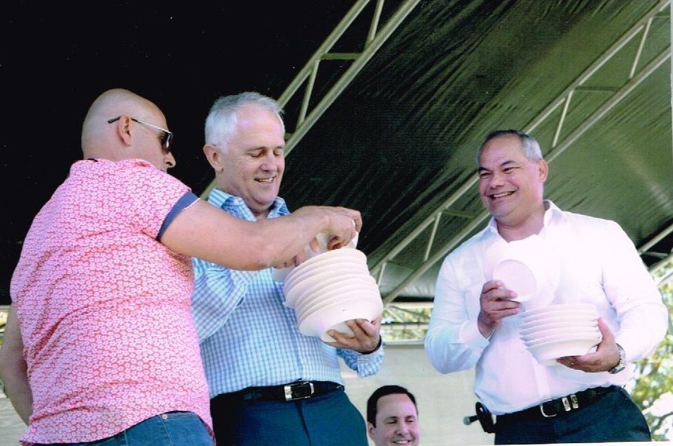 Ο Αυστραλός πρωθυπουργός πήγε σε ελληνικό πανηγύρι και άρχισε να σπάει πιάτα [εικόνες] | iefimerida.gr 4