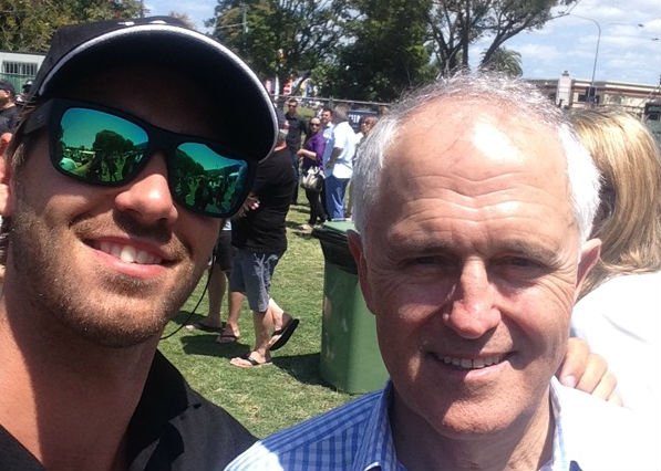 Ο Αυστραλός πρωθυπουργός πήγε σε ελληνικό πανηγύρι και άρχισε να σπάει πιάτα [εικόνες] | iefimerida.gr 1