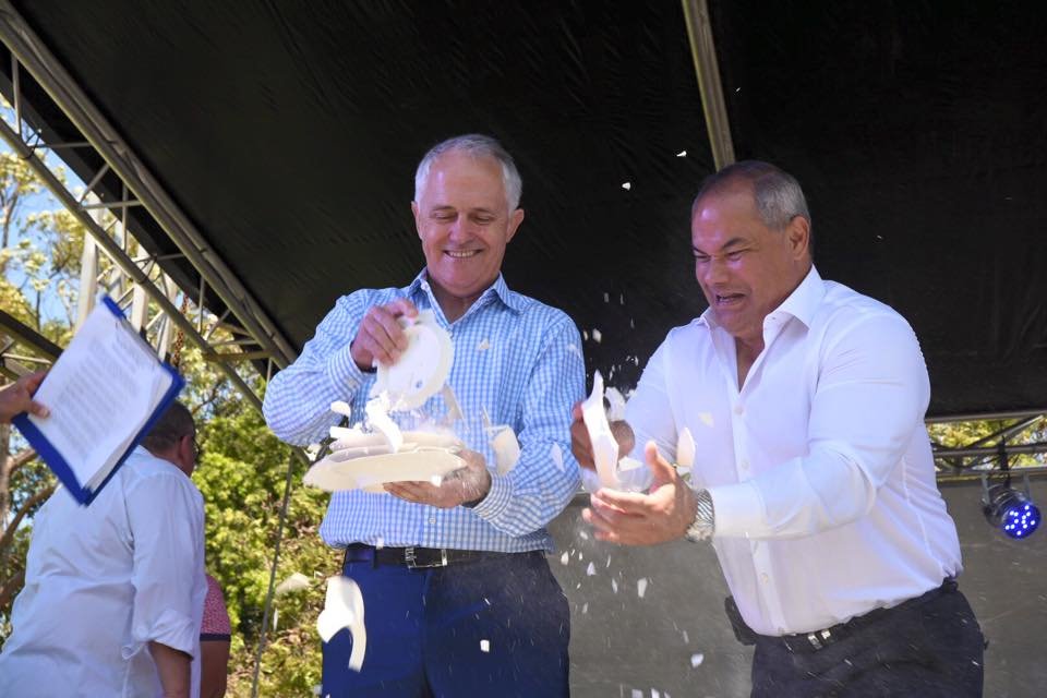 Ο Αυστραλός πρωθυπουργός πήγε σε ελληνικό πανηγύρι και άρχισε να σπάει πιάτα [εικόνες] | iefimerida.gr 3