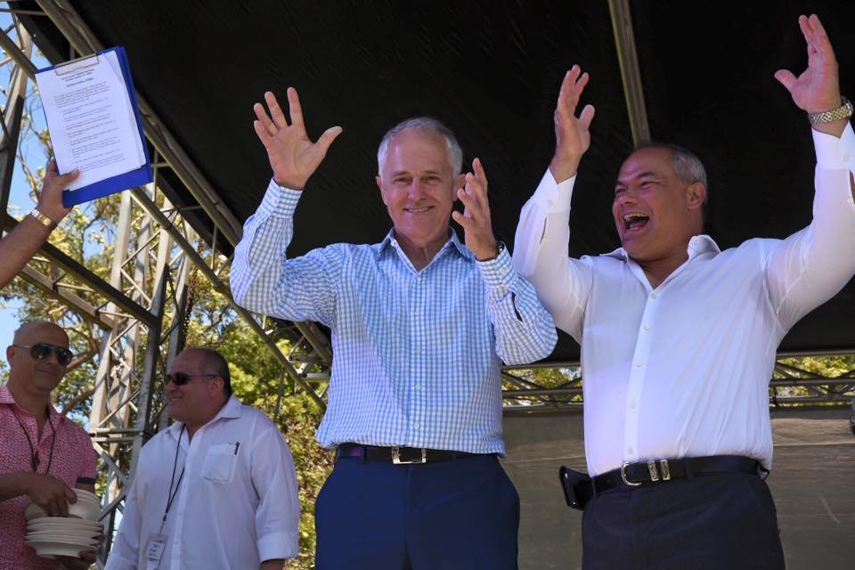 Ο Αυστραλός πρωθυπουργός πήγε σε ελληνικό πανηγύρι και άρχισε να σπάει πιάτα [εικόνες] | iefimerida.gr 5