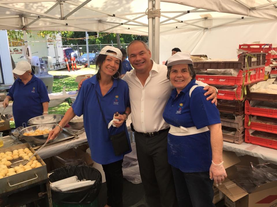 Ο Αυστραλός πρωθυπουργός πήγε σε ελληνικό πανηγύρι και άρχισε να σπάει πιάτα [εικόνες] | iefimerida.gr 0