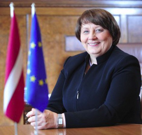 Η «θεία» πρωθυπουργός της Λετονίας και η ομοιότητά της με την Μέρκελ -Είναι σαν δίδυμες [εικόνες] | iefimerida.gr 6