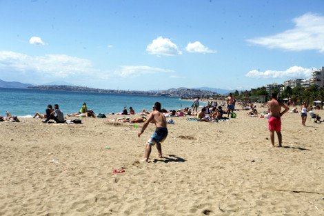 Ηλιοθεραπεία, ρακέτες, μπικίνι -Καρέ καρέ πώς γιόρτασαν οι Αθηναίοι την Πρωτομαγιά στις παραλίες [εικόνες] | iefimerida.gr 1