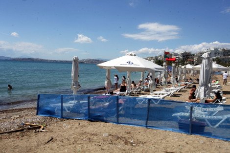 Ηλιοθεραπεία, ρακέτες, μπικίνι -Καρέ καρέ πώς γιόρτασαν οι Αθηναίοι την Πρωτομαγιά στις παραλίες [εικόνες] | iefimerida.gr 4