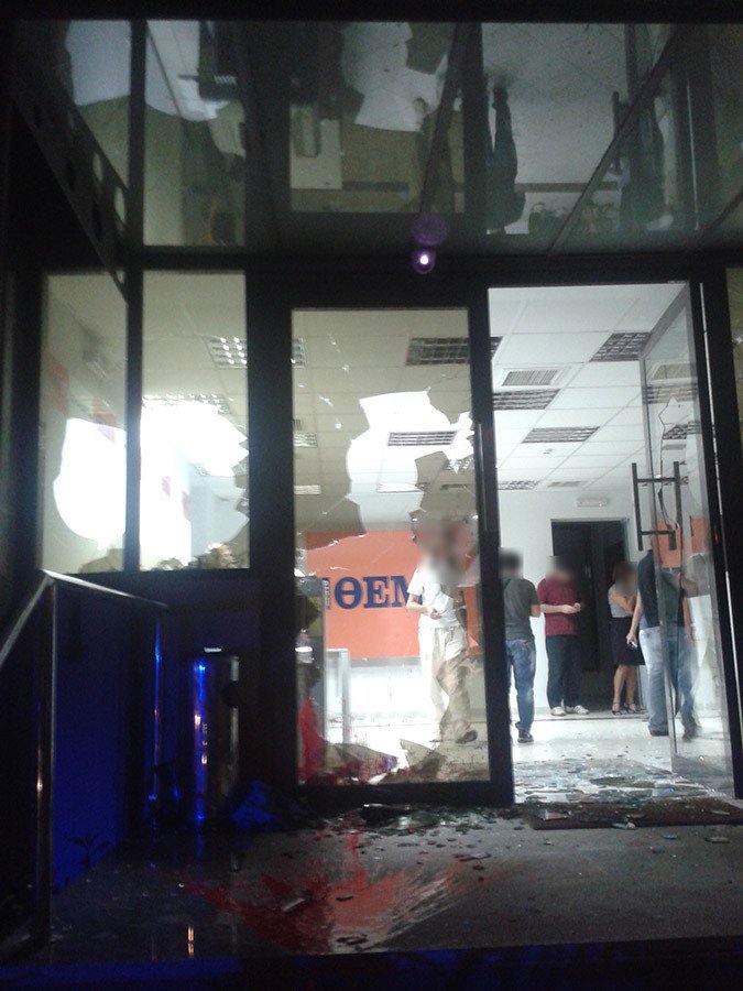 Αγνωστοι επιτέθηκαν στα γραφεία της εφημερίδας «Πρώτο Θέμα» -Με βαριοπούλες και πέτρες έσπασαν τζαμαρίες και αυτοκίνητα [εικόνες] | iefimerida.gr 0
