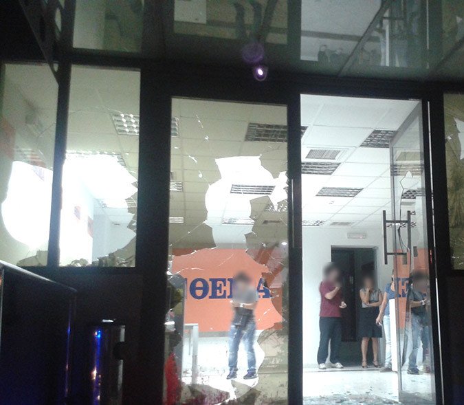 Αγνωστοι επιτέθηκαν στα γραφεία της εφημερίδας «Πρώτο Θέμα» -Με βαριοπούλες και πέτρες έσπασαν τζαμαρίες και αυτοκίνητα [εικόνες] | iefimerida.gr 1