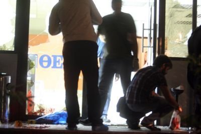 Αγνωστοι επιτέθηκαν στα γραφεία της εφημερίδας «Πρώτο Θέμα» -Με βαριοπούλες και πέτρες έσπασαν τζαμαρίες και αυτοκίνητα [εικόνες] | iefimerida.gr 3