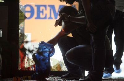 Αγνωστοι επιτέθηκαν στα γραφεία της εφημερίδας «Πρώτο Θέμα» -Με βαριοπούλες και πέτρες έσπασαν τζαμαρίες και αυτοκίνητα [εικόνες] | iefimerida.gr 4