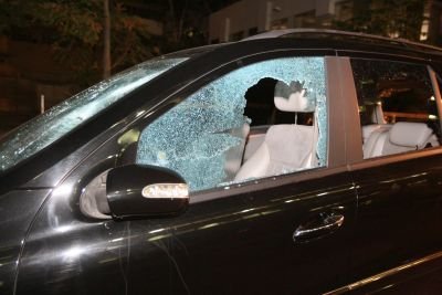 Αγνωστοι επιτέθηκαν στα γραφεία της εφημερίδας «Πρώτο Θέμα» -Με βαριοπούλες και πέτρες έσπασαν τζαμαρίες και αυτοκίνητα [εικόνες] | iefimerida.gr 2