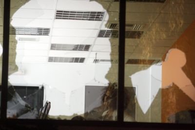 Αγνωστοι επιτέθηκαν στα γραφεία της εφημερίδας «Πρώτο Θέμα» -Με βαριοπούλες και πέτρες έσπασαν τζαμαρίες και αυτοκίνητα [εικόνες] | iefimerida.gr 5