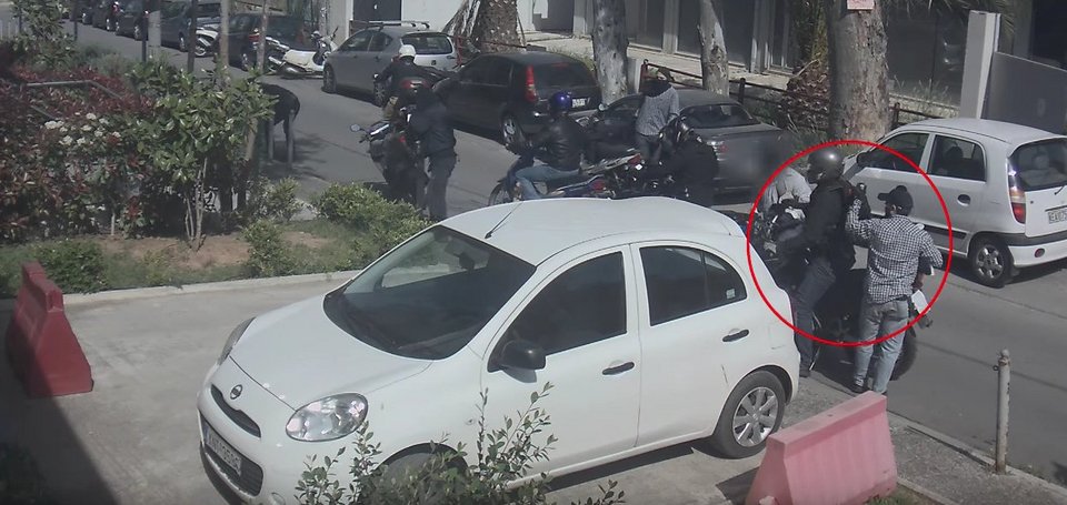 «Πρώτο Θέμα» για την επίθεση των κουκουλοφόρων: Το τσεκούρι της ενημέρωσης είναι πάντα πιο δυνατό [βίντεο] | iefimerida.gr 0