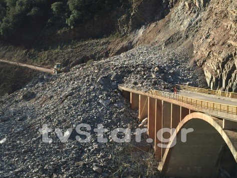 Ανοιξε η γη στον Προυσσό: Κατολίσθηση στο δρόμο [εικόνες&βίντεο] | iefimerida.gr 0