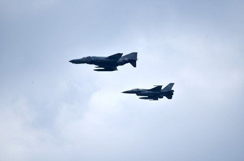 Πρόβα για την 25η Μαρτίου -Εντυπωσιακοί σχηματισμοί μαχητικών στην Αθήνα! [εικόνες & βίντεο] | iefimerida.gr 0