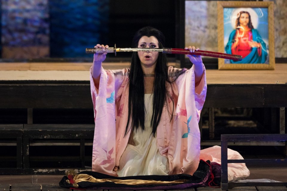 Δείτε πώς γίνεται το εντυπωσιακό μακιγιάζ καμπούκι της Μαντάμα Μπαττερφλάι [εικόνες & βίντεο]  | iefimerida.gr 4