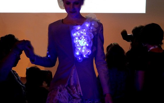 Μόδα και τεχνολογία -Οταν η υψηλή ραπτική γίνεται high tech, το αποτέλεσμα είναι κιτς [εικόνες] | iefimerida.gr 0