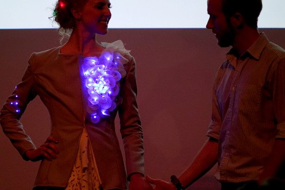 Μόδα και τεχνολογία -Οταν η υψηλή ραπτική γίνεται high tech, το αποτέλεσμα είναι κιτς [εικόνες] | iefimerida.gr 1