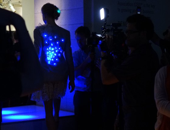 Μόδα και τεχνολογία -Οταν η υψηλή ραπτική γίνεται high tech, το αποτέλεσμα είναι κιτς [εικόνες] | iefimerida.gr 2