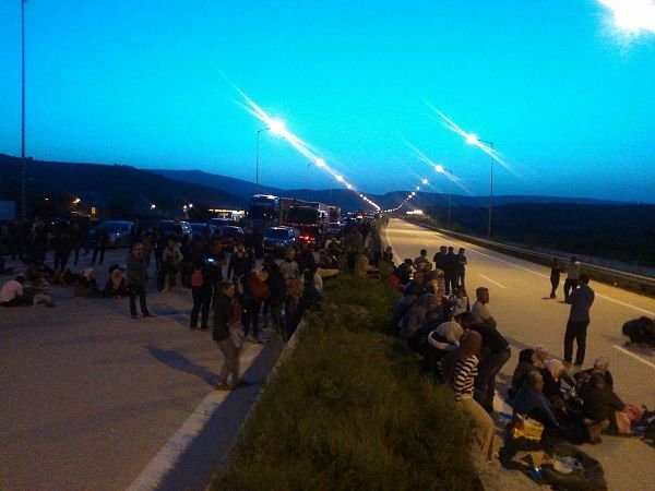 Ιωάννινα: Πρόσφυγες από το κέντρο του Κατσικά έκλεισαν την Εγνατία Οδό [εικόνες] | iefimerida.gr 1